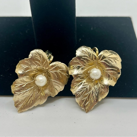 Sarah Coventry Vintage Gold Leaf Clip On Earrings. - Picture 3 of 8